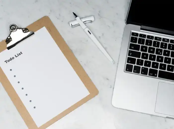 Todo-List, Füller und Laptop