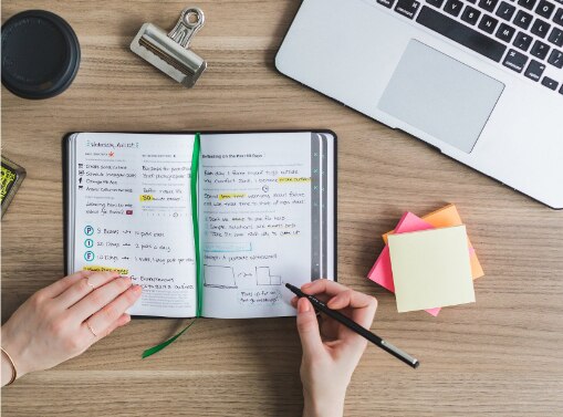 Mitarbeiter beim Texte schreiben