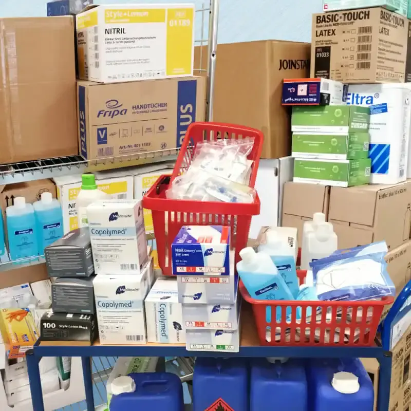 Fluthilfe von medplus auf Pickwagen aufgetürmt