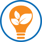 Icon: in blauen Kreis eine orange Glühbirne darin Blätter in weiß