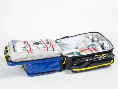 geöffnete Pax-Notfalltasche mit Inhalt