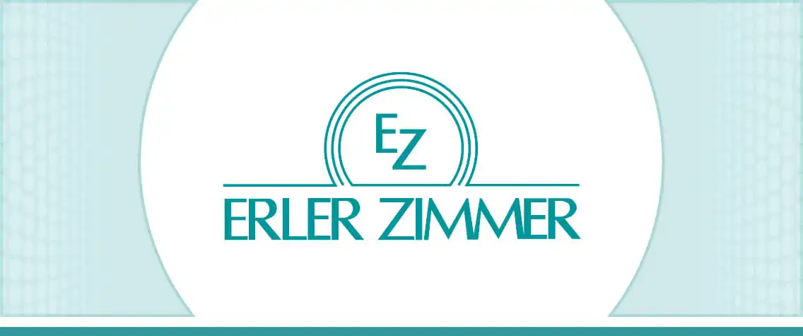 Erler Zimmer Logo zentral, kreisrund eingerahmt mit grünen Flächen