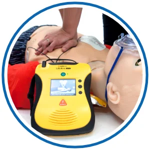 Übungspuppe mit AED-Gerät