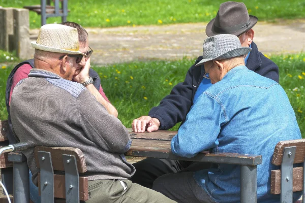 Rentner am Tisch im Freien