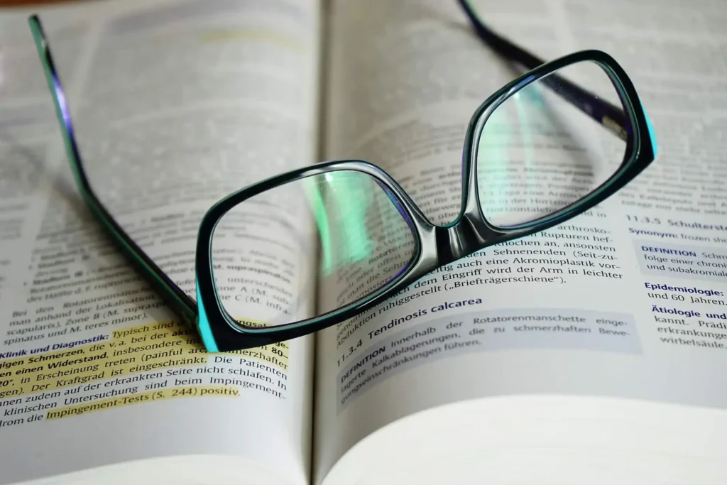 Medizin Terminologie Buch mit Brille