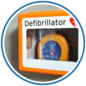 Defibrillator im AED-Schrank
