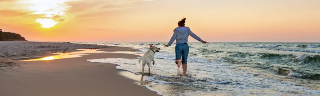Hund und Frau in Urlaub