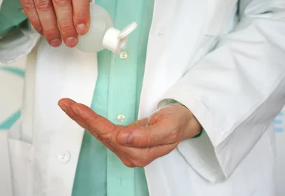 Hände desinfizieren in der Arztpraxis