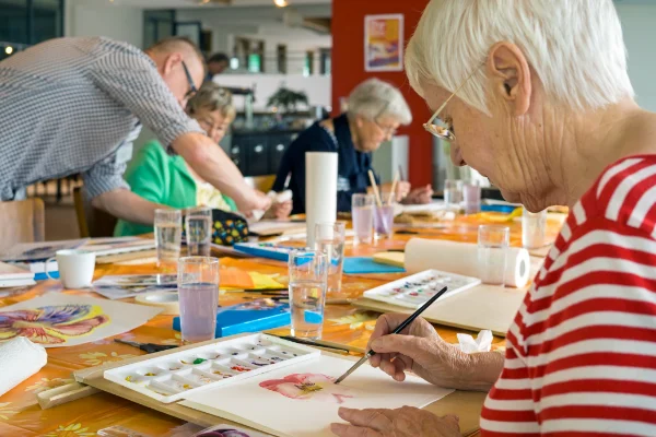 Senioren malen als kreative Aktivität
