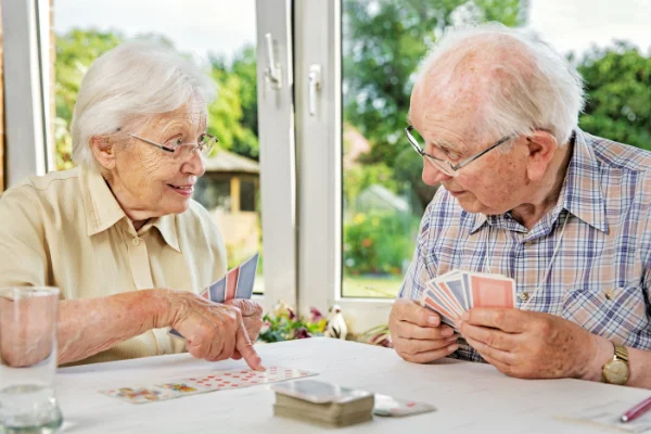 Senioren spielen Karten